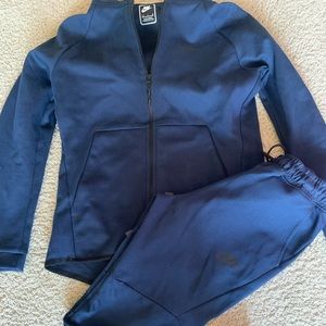 NIKE Men sweatsuit set in beautiful Navy color